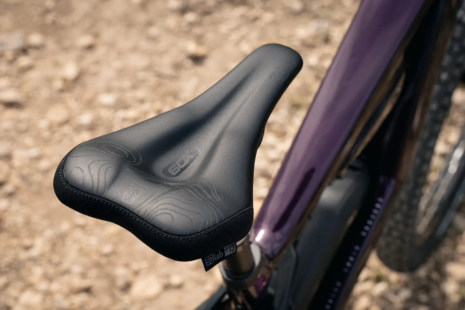 6OX 2.2 satula polkupyörään asennettuna.